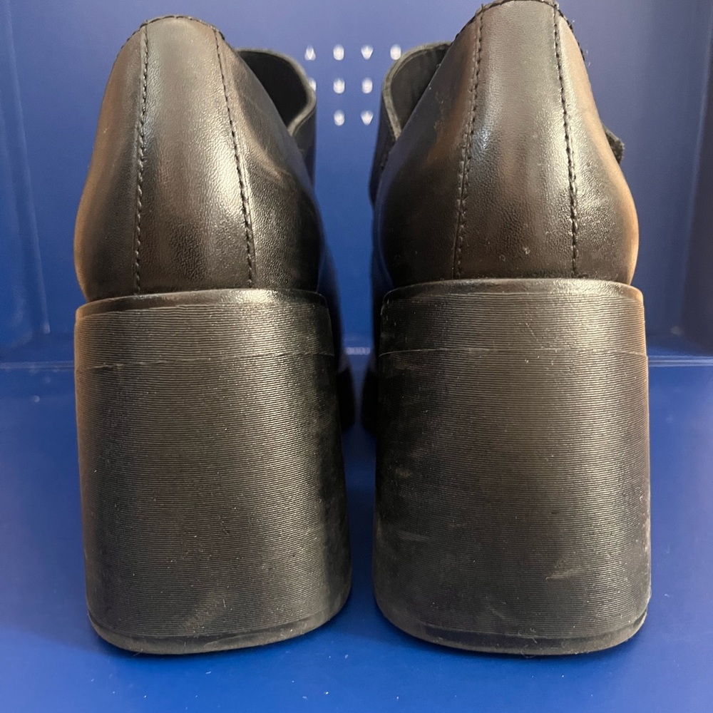 Vagabond Black Leather Platform Shoes
«Brooke» - Picture 3 of 15